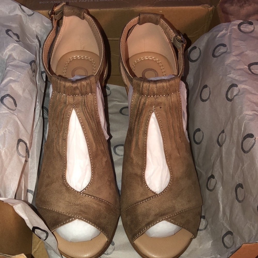 ‘Kedzie’ wedge sandal. Womens size 9 US